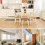 아파트 Valoisa Ilmastoitu Kolmio Keskustassa Kahdella Makuuhuoneella, Oma Parkkipaikka 쿠오피오